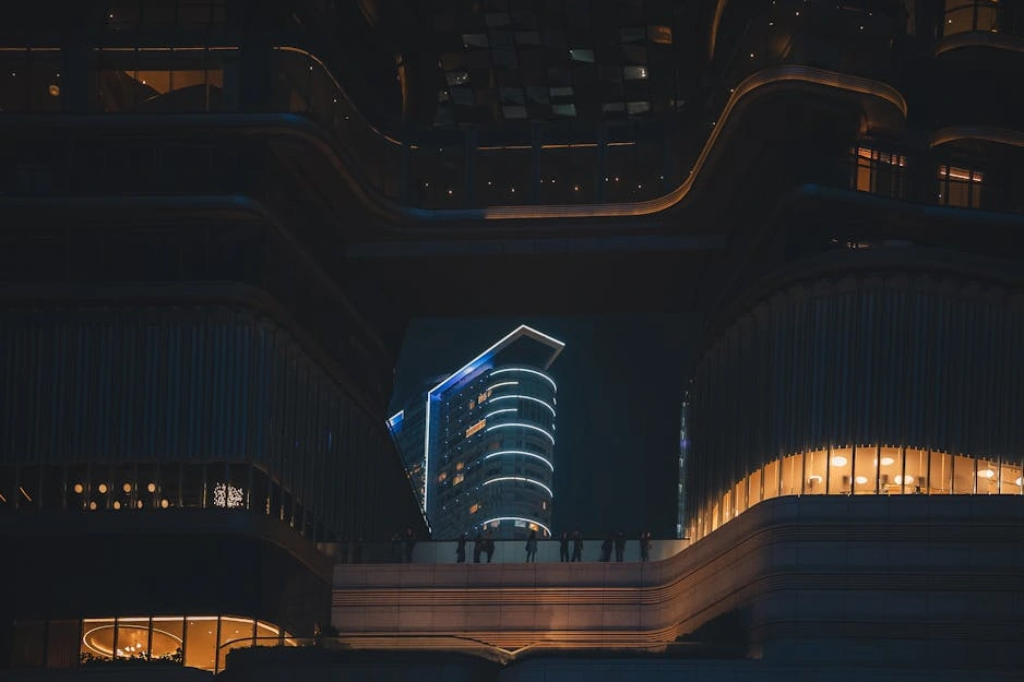 Futurystyczne centrum danych z przepływającymi liniami informacji