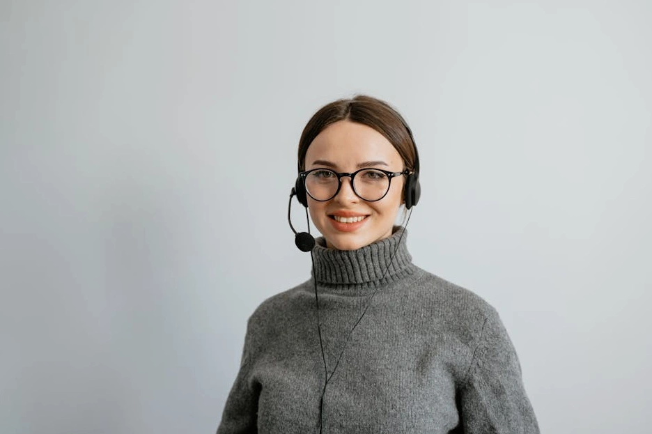 Uśmiechnięty konsultant biznesowy podczas wideokonferencji